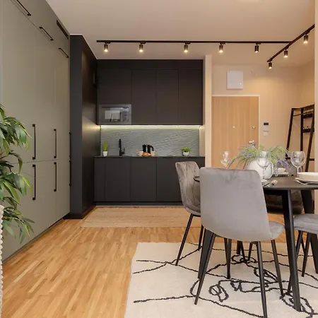 Praga With Parking Podskarbinska By Renters 公寓