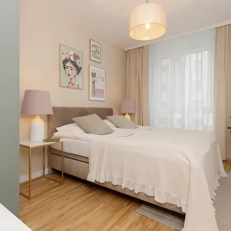 Praga Podskarbinska By Renters شقة